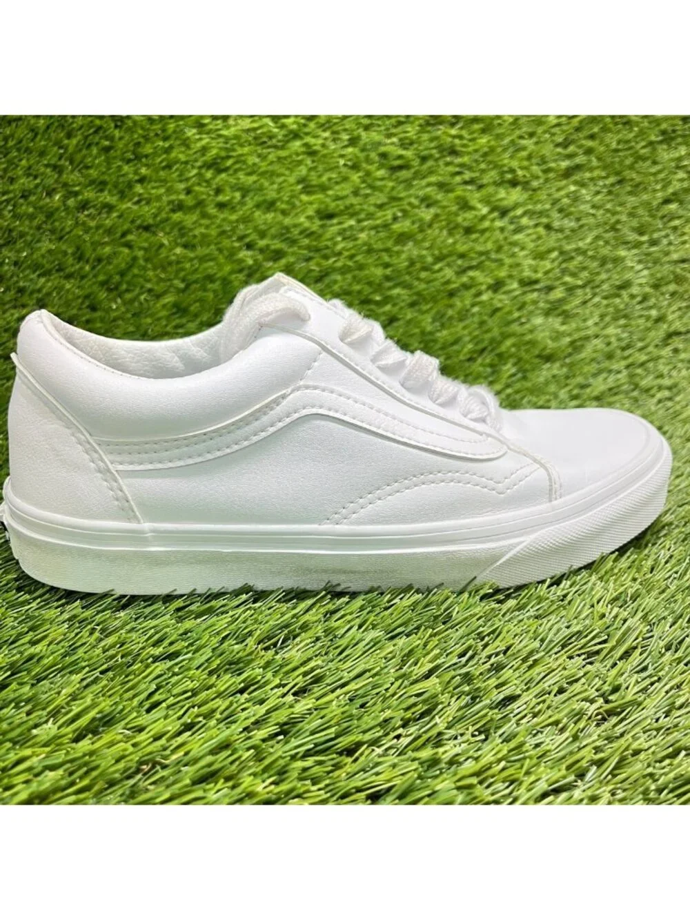 Vans Old Skool Low Womens Size 7.5 White Athletic Leather Skate Shoes Sneakers